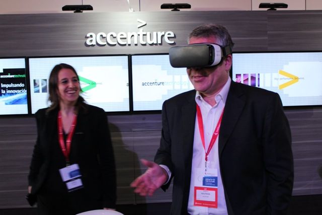 Sergio Kaufman tries virtual reality technology 