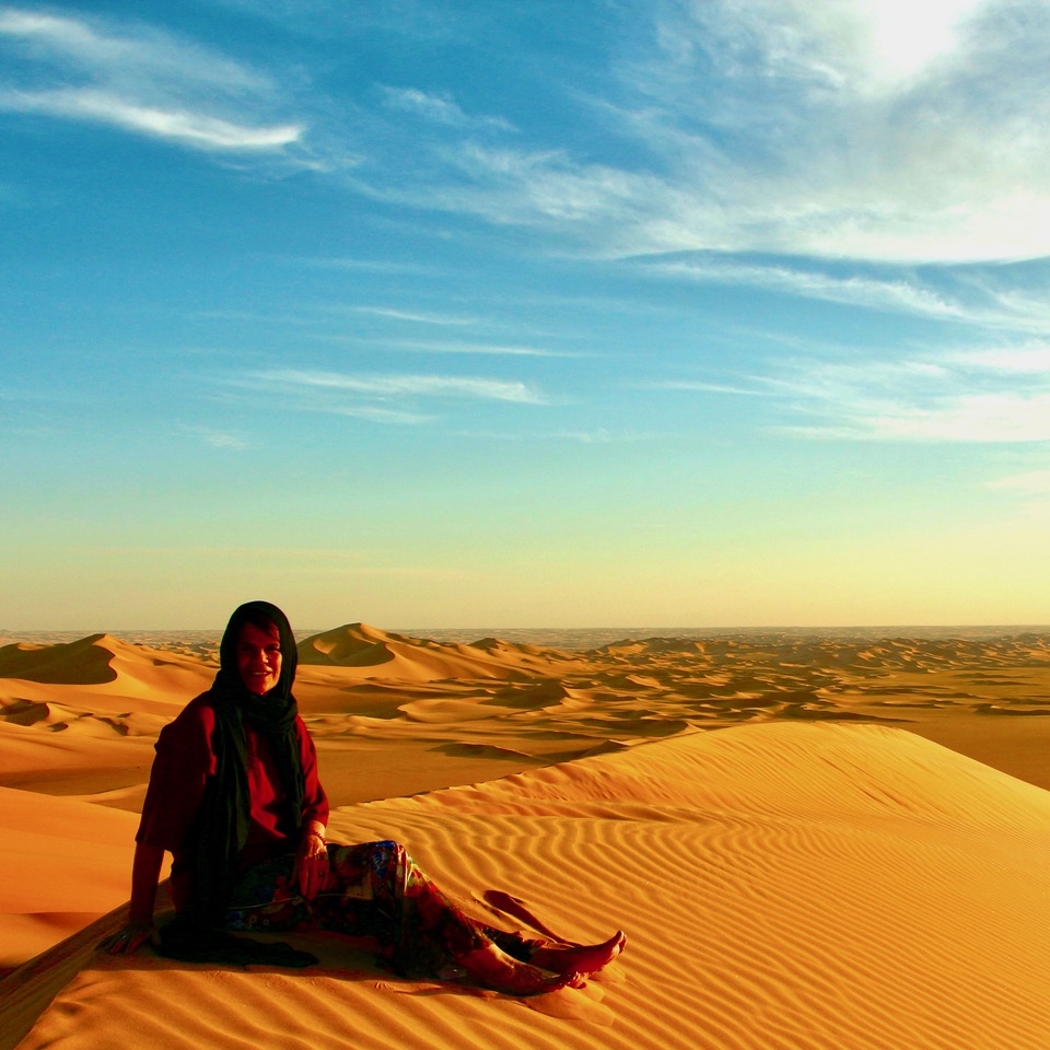 Leslie Clark in the dunes of Chiriet, Niger